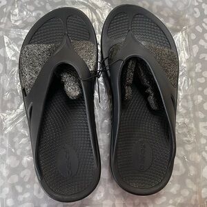 New Oofos men’s size 5 women’s size 7 black